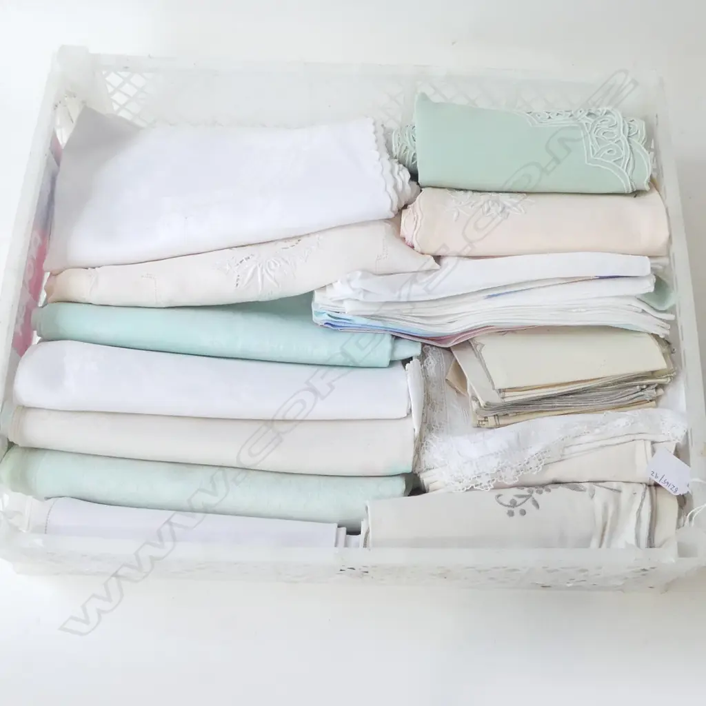 TRAY OF ASST TABLE LINENS Image 1++