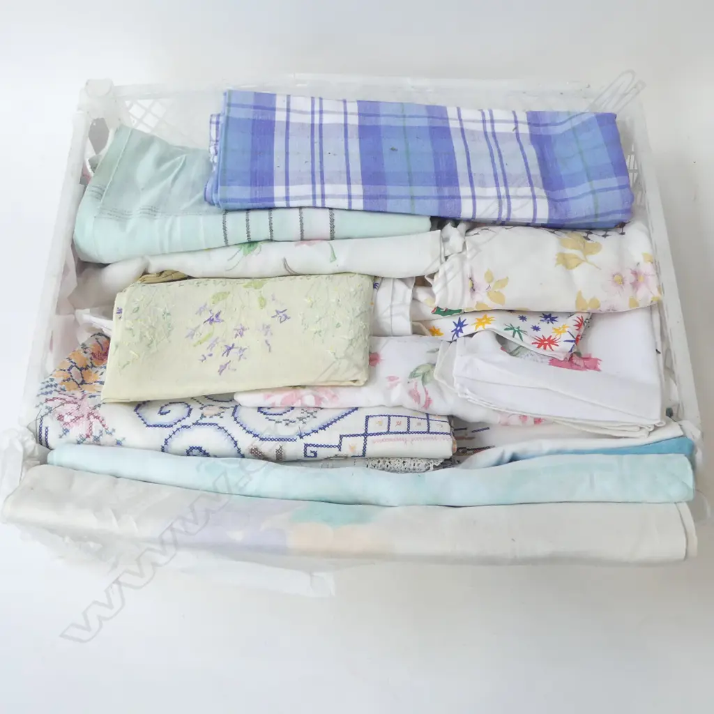 TRAY OF LINEN AND EMBROIDERED TABLE CLOTHS Image 1++