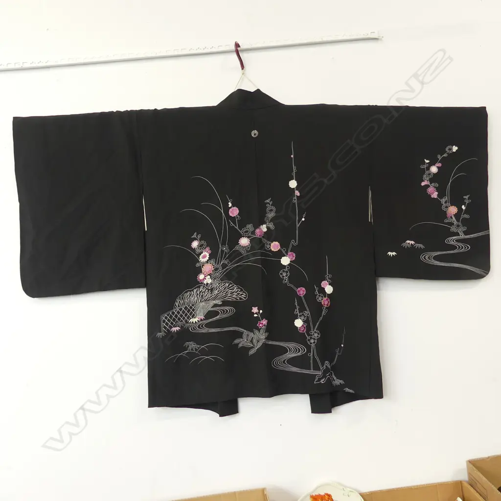 JAPANESE DECORATED SILK JACKET M SIZE Image 1++