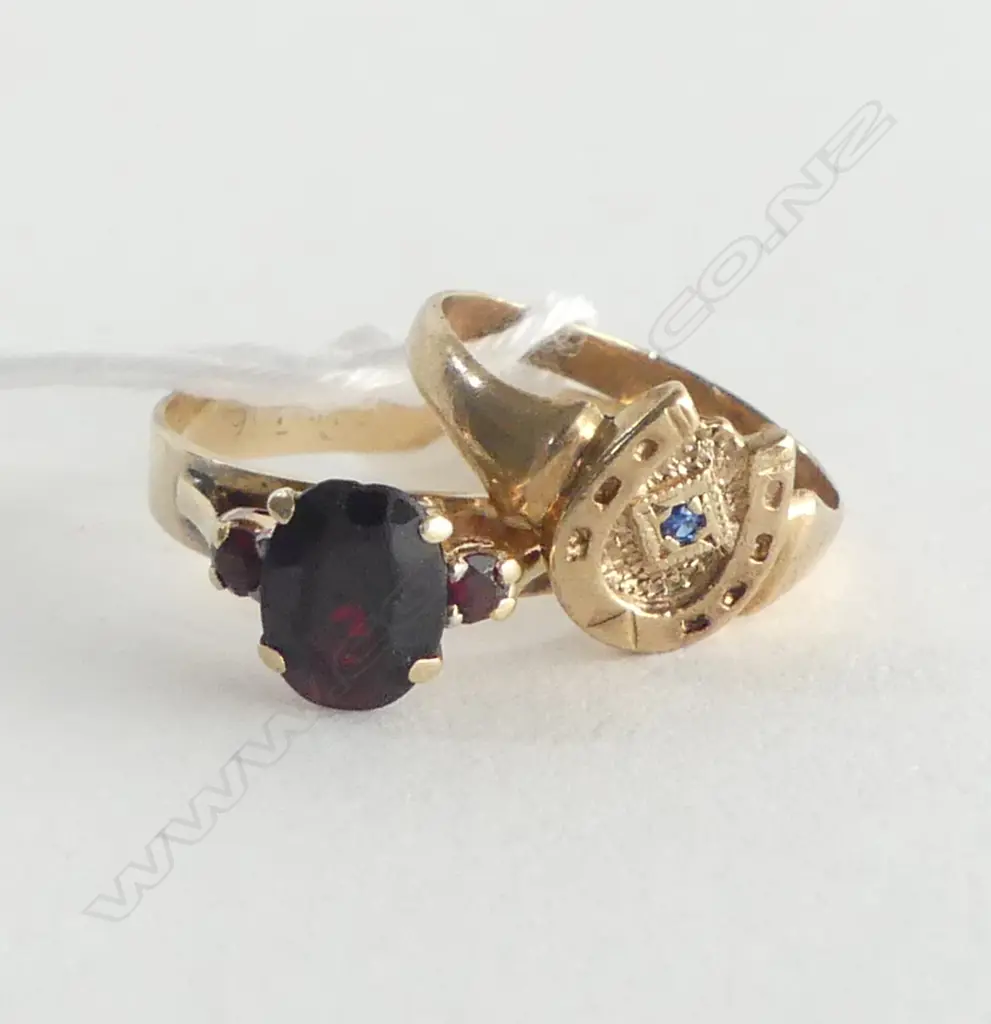 9ct GARNET RING SIZE P WEAR TO GARNETS & 9ct HORSESHOE RING, SIZE J 3.8gms Image 1++