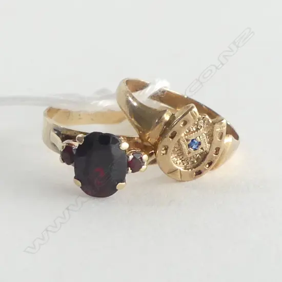 9ct GARNET RING SIZE P WEAR TO GARNETS & 9ct HORSESHOE RING, SIZE J 3.8gms