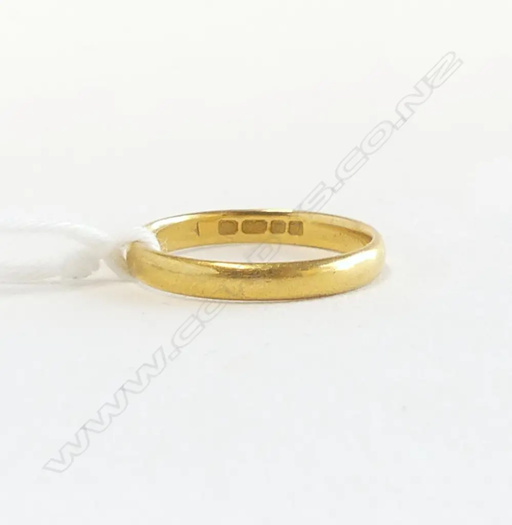 18ct GOLD BAND RING 2.32gms  SIZE K Image 1++