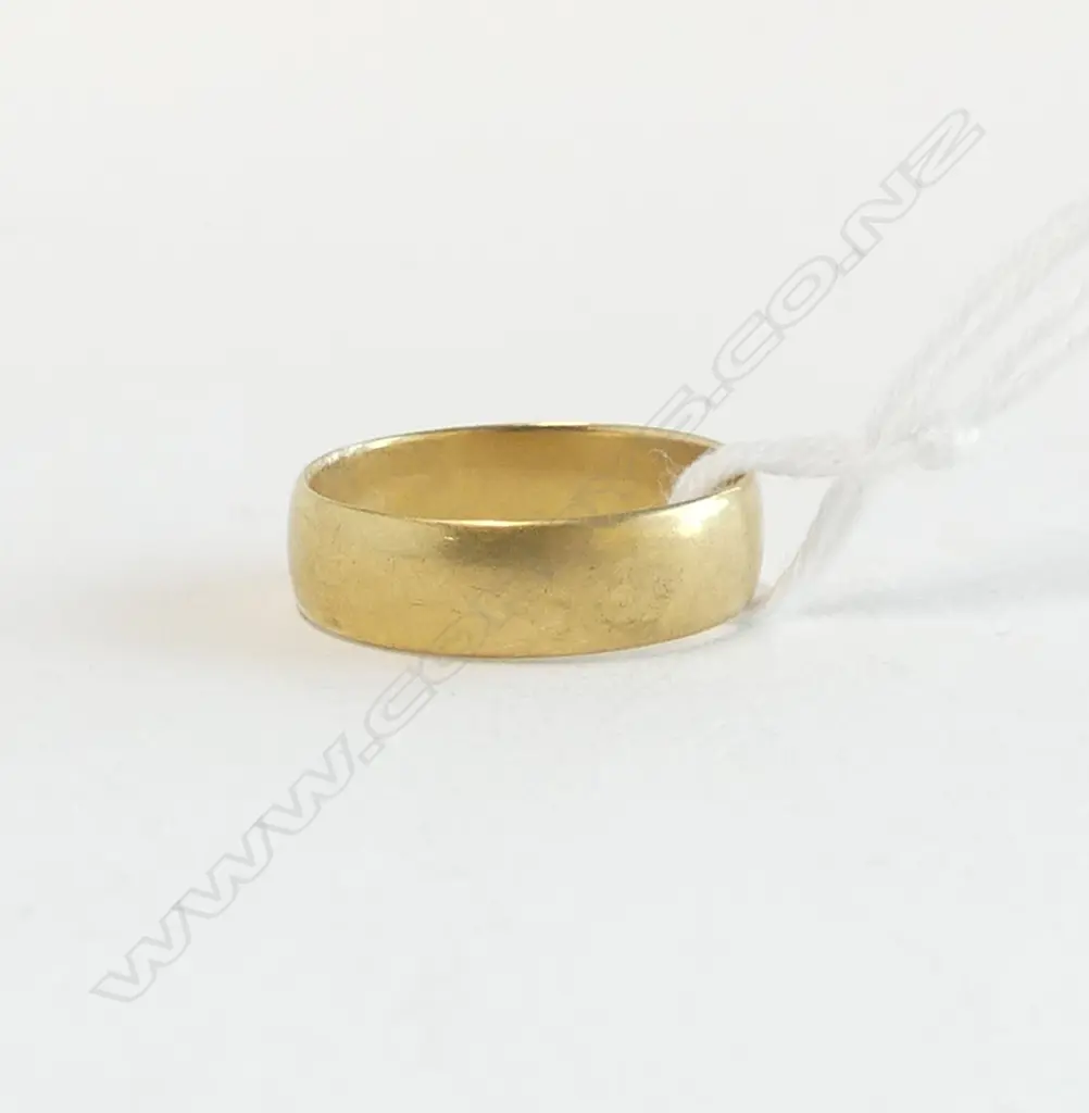 18ct GOLD BAND RING 2.94gms SIZE L Image 1++