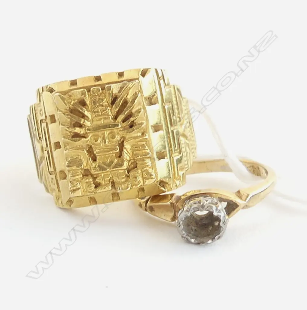 18ct GOLD SIGNET RING AZTEC DESIGN SIZE R + 1 SCRAP 15.8gms Image 1++
