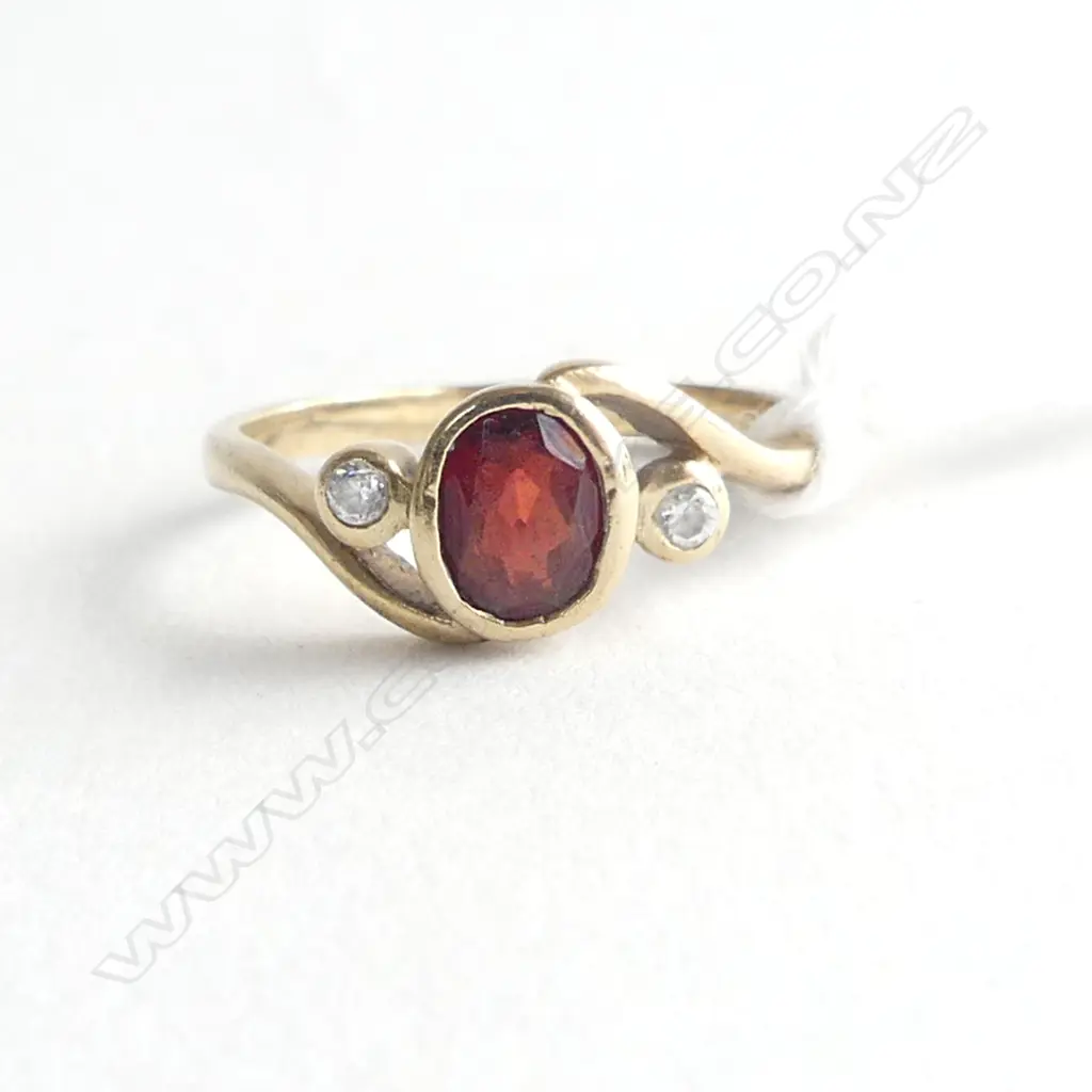 9cT GOLD & GARNET RING 3.04gms  SIZE S 1/2 Image 1++