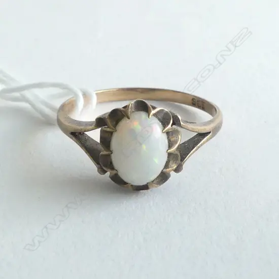 VINTAGE 9ct & OPAL RING 2.66gms  SIZE R