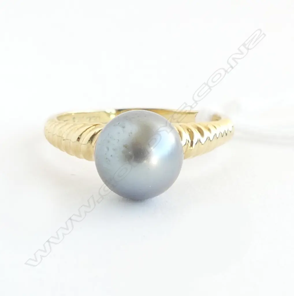 18ct BLACK PEARL SET RING, 3.1gms  SIZE Q Image 1++