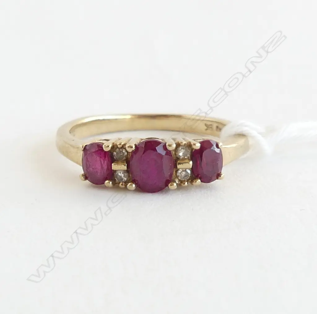 9CT RED & WHITE GEM STONE SET RING 2.02gms  SIZE K 1/2 Image 1++