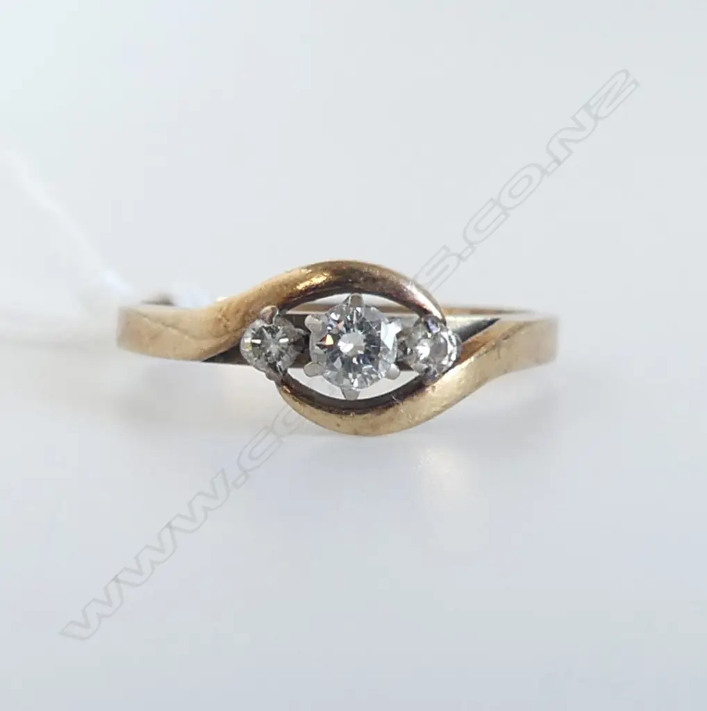 9ct GOLD 3 STONE DIAMOND RING cross-over style 1.73gms   SIZE K Image 1++