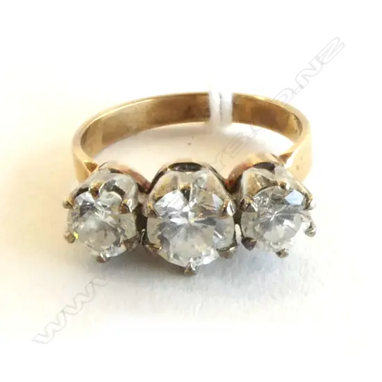 9CT RING w. 3 CLEAR STONES 3.7gms  SIZE O