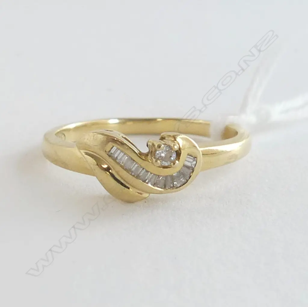 18CT ROUND/BAGUETTE DIAMOND RING 3.0gms  SIZE O Image 1++