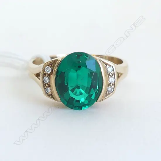 18CT GOLD & DIAMOND & FAUX EMERALD RING 5.4 GMS SIZE T