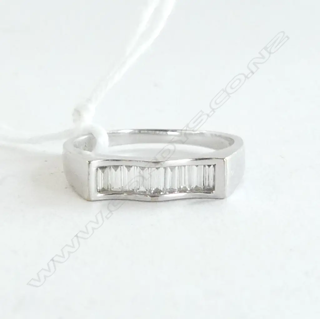 18CT WHITE GOLD DIAMOND RING 3.6gms  SIZE N Image 1++