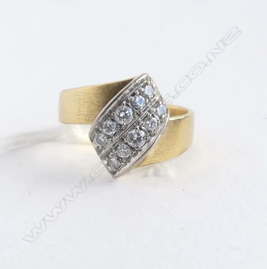 18ct yellow GOLD & DIAMOND CLUSTER RING 5.9gms SIZE N 1/2 Image 1++