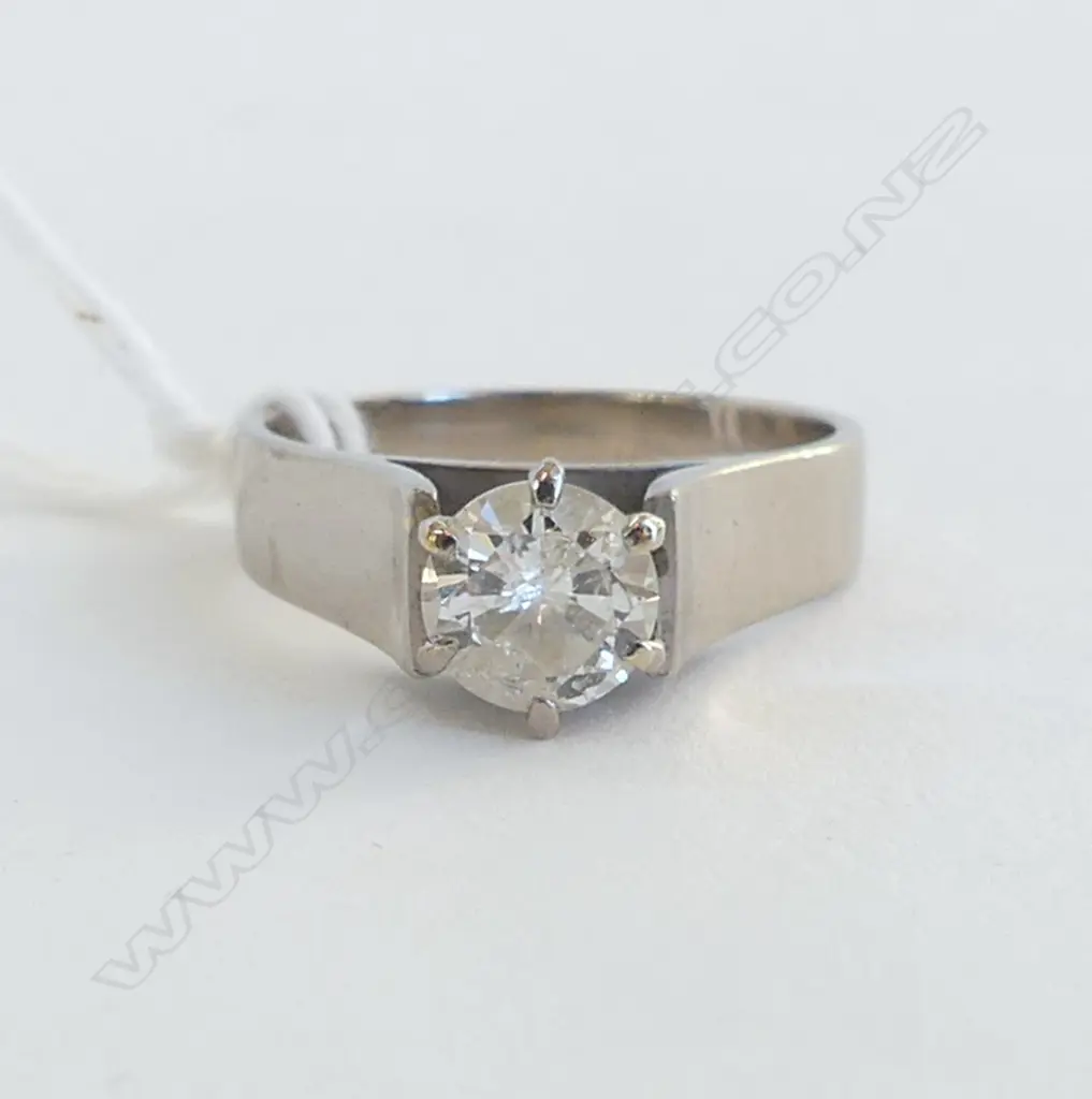 18ct WHITE GOLD DIAMOND RING (APPROX 0.80ct -  GLASS FILLED) SIZE N Image 1++