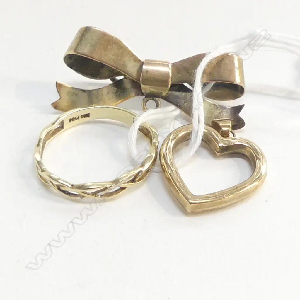 3 PC 9 & 10ct BAND, HEART PENDANT & BROOCH, 4.2gms Image 1++