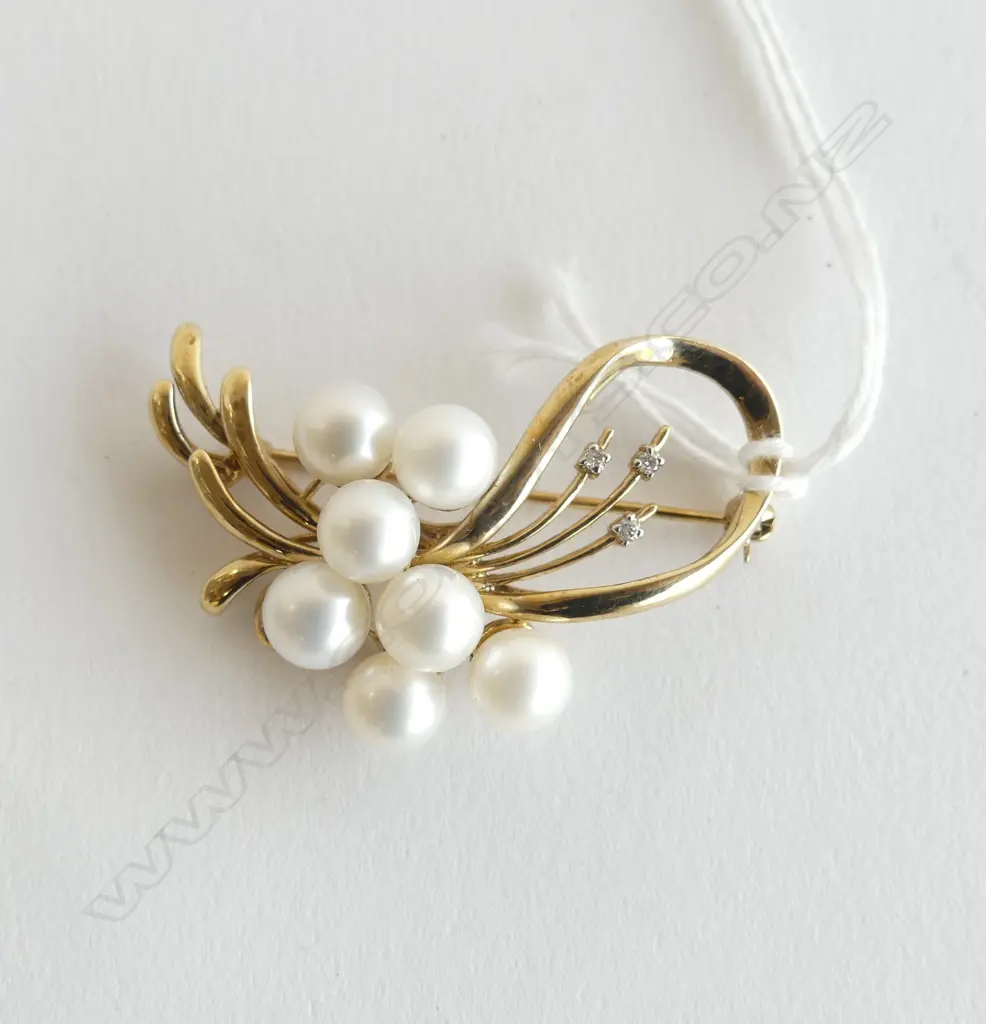 9CT GOLD 7 PEARL & 3 DIAMOND BROOCH 8.4gms Image 1++