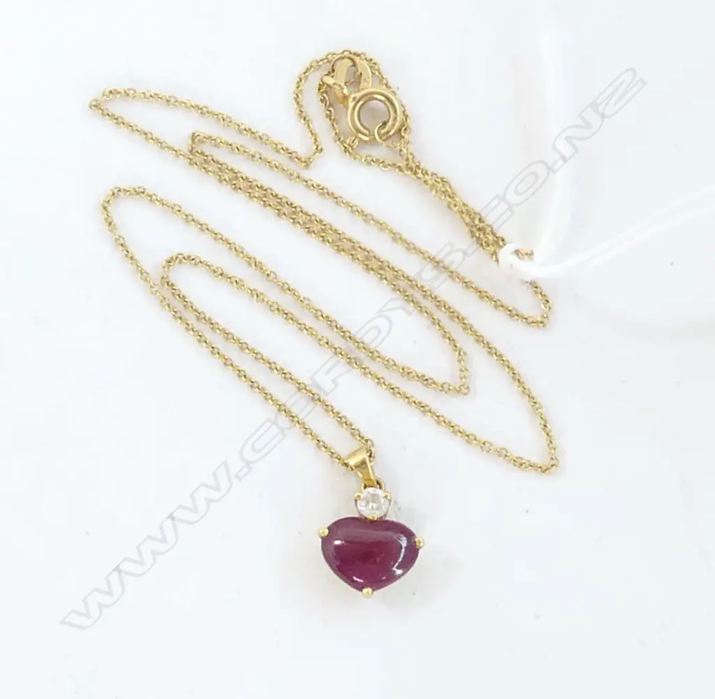 18CT CAB CUT RUBY & DIAMOND PENDANT ON 18CT CHAIN 2.1gms Image 1++