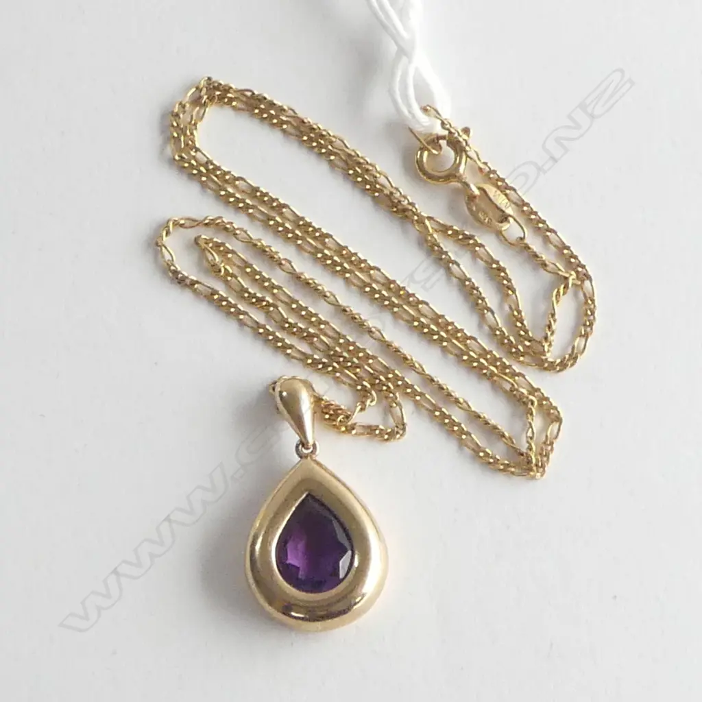 9ct AMETHYST SET PENDANT ON 9ct CHAIN, 4.7gms Image 1++