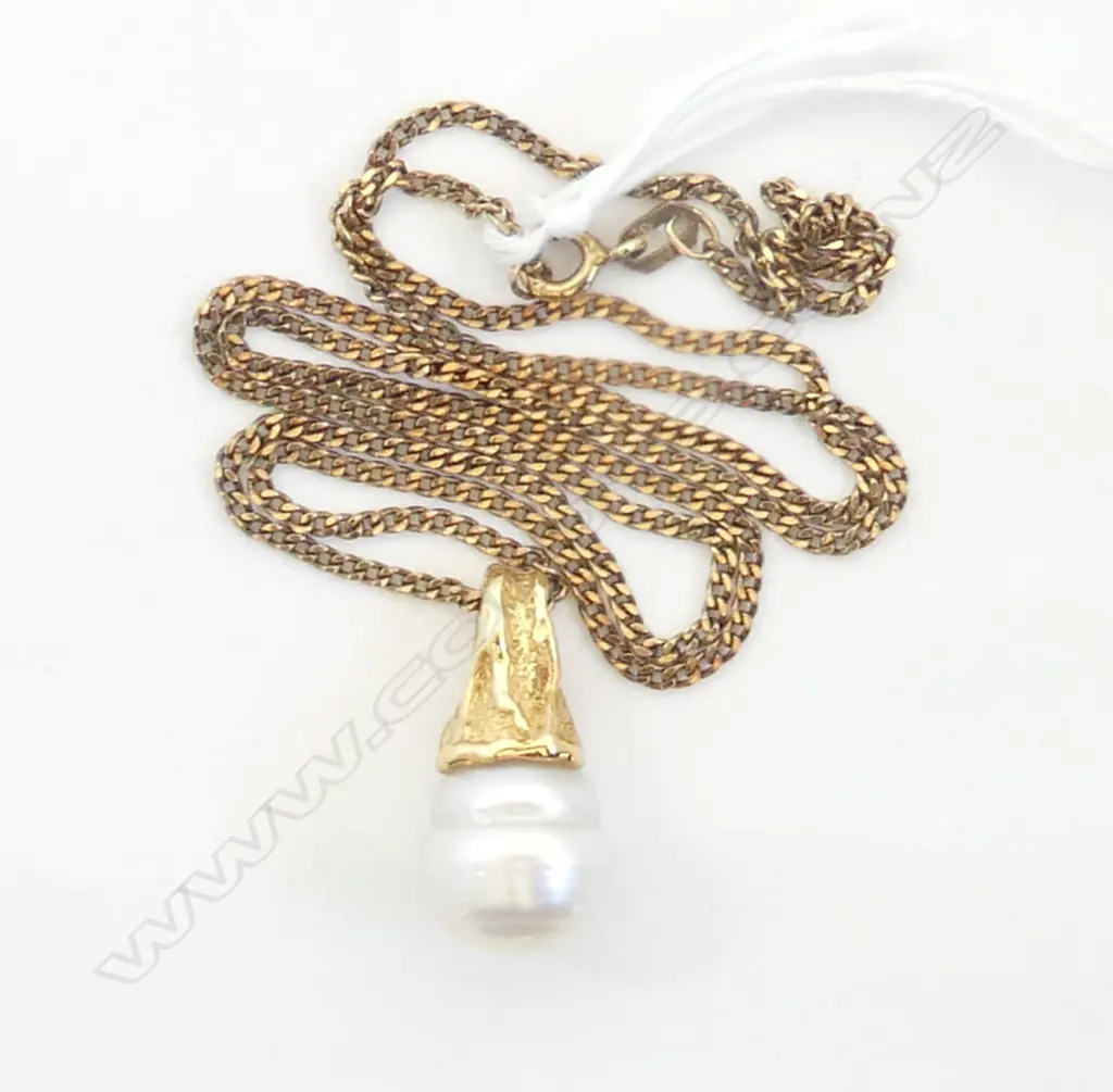 18CT PEARL PENDANT ON 9CT CHAIN Image 1++