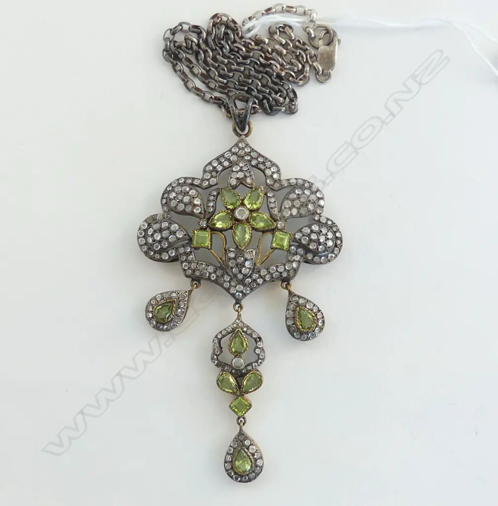 COSTUME PENDANT ON STG CHAIN Image 1++