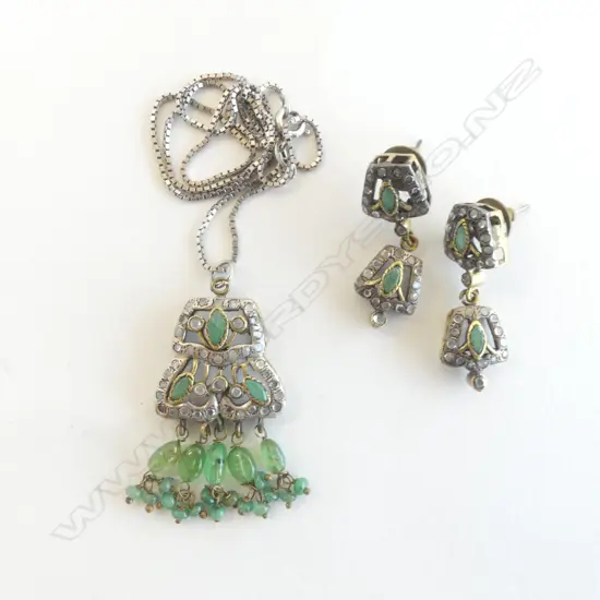 NATURAL EMERALD & WHITE STONE PENDANT NECKLACE ON STG CHAIN + PR EARRINGS