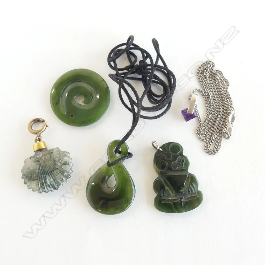 3 SMALL POUNAMU PENDANTS + 1 MOSS AGATE SHELL gold fitting?. Incls. hei tiki Image 1++
