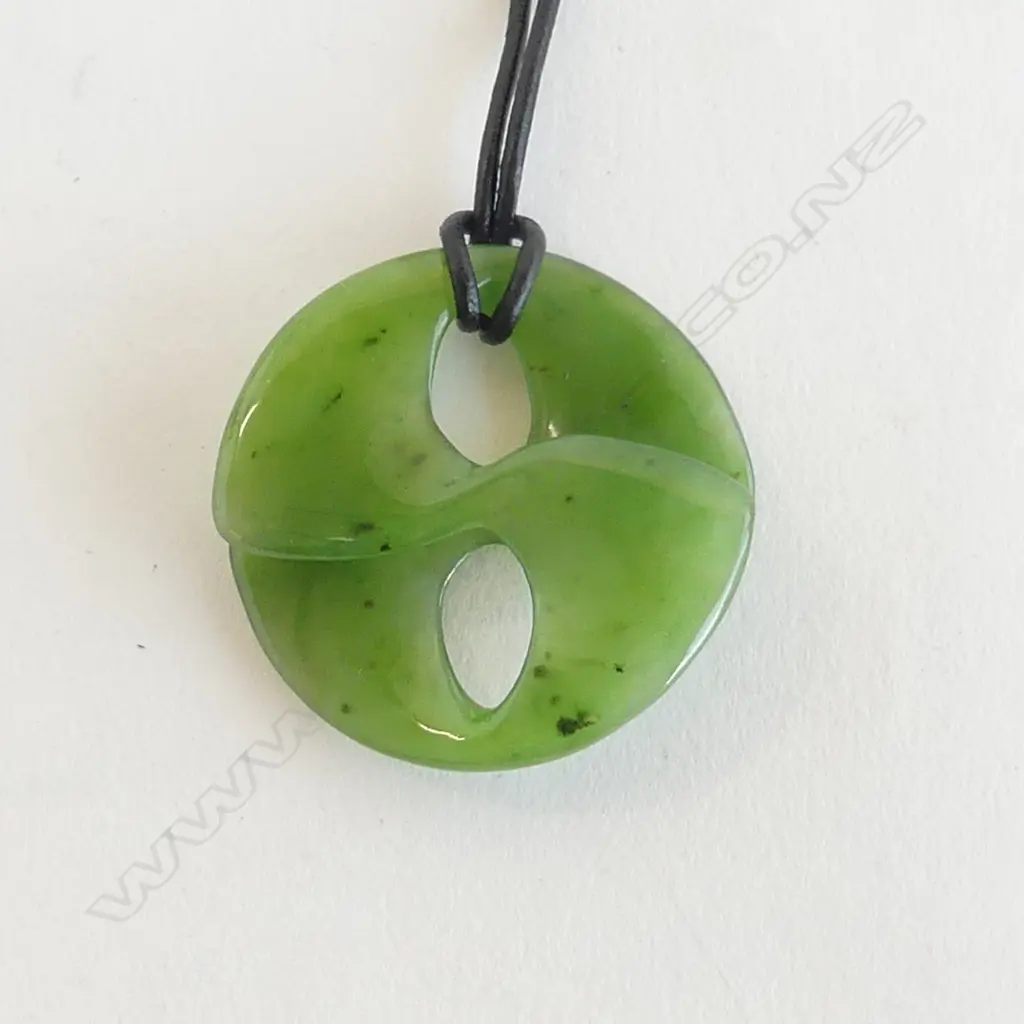 MAORI CARVED POUNAMU MOBIUS TYPE PENDANT overlapping bladed disc Dia.40mm Image 1++