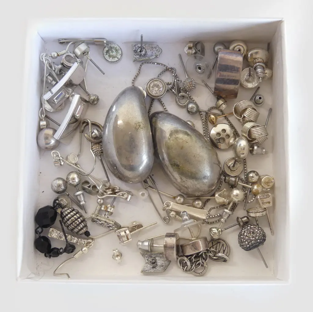 BOX OF ASST EARRINGS Image 1++