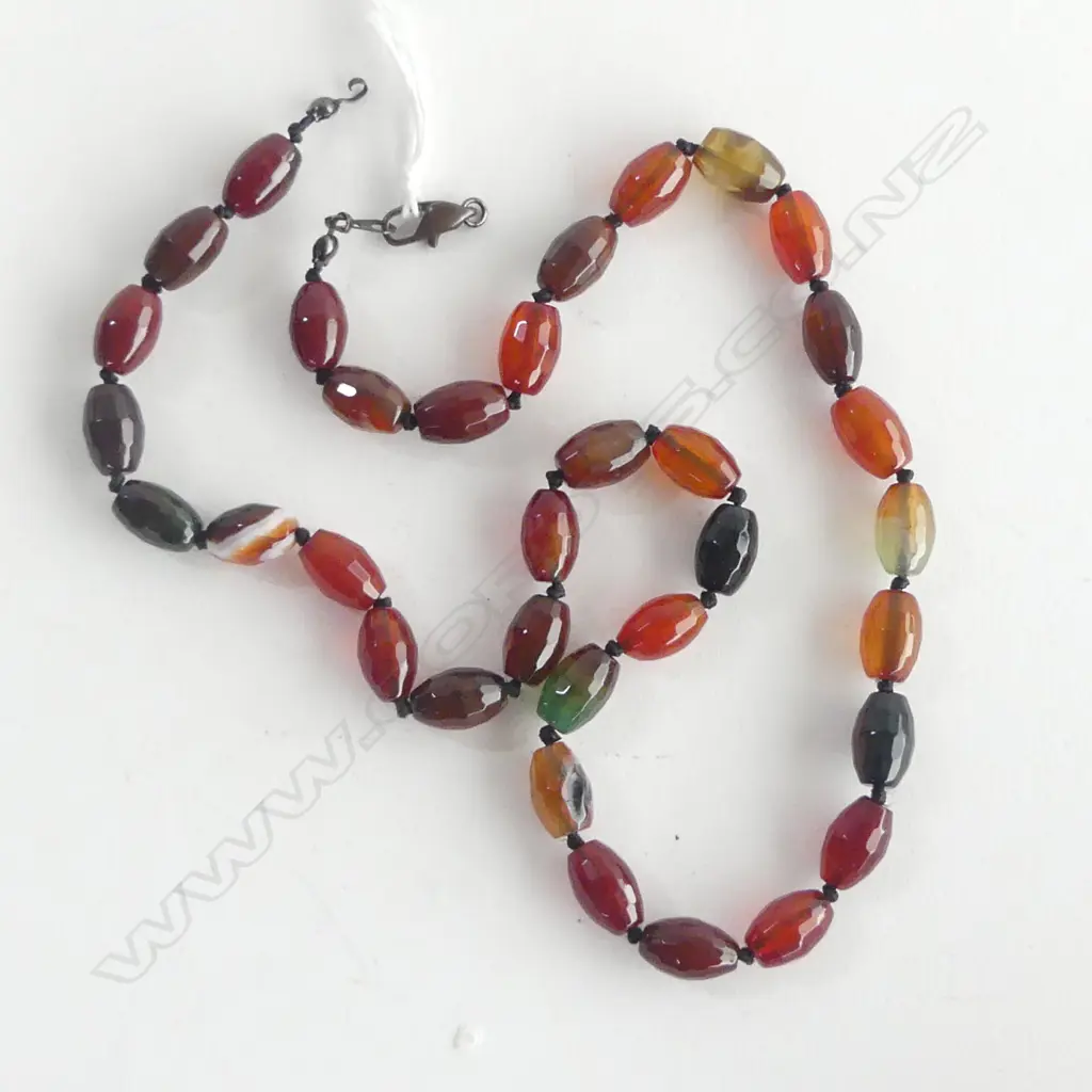 FACETED AGATE BEADS IN WARM TONES, INDIVIDUALLY KNOTTED (clasp needs attention) Image 1++