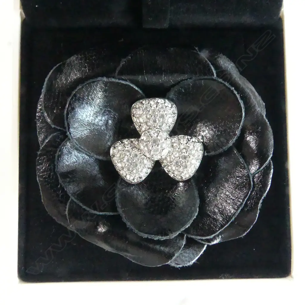 SWAROVSKI BROOCH BLACK FLOWER GEM SET CENTER as new & boxed Image 1++