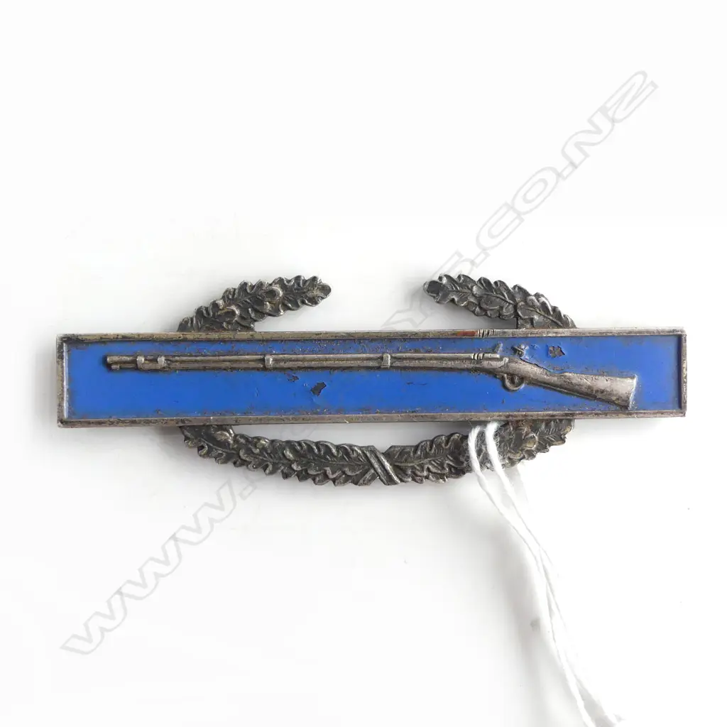WWII SILVER INFANTRY MARKSMAN RIFLE BADGE/PIN US MILITARY blue enamel. slight faults Image 1++