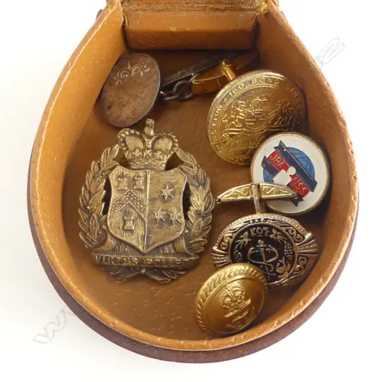 LEATHER STUD BOX IMPRESSED 'ELIZABETH R 1953' w SINGLE CUFF LINKS & BADGE 