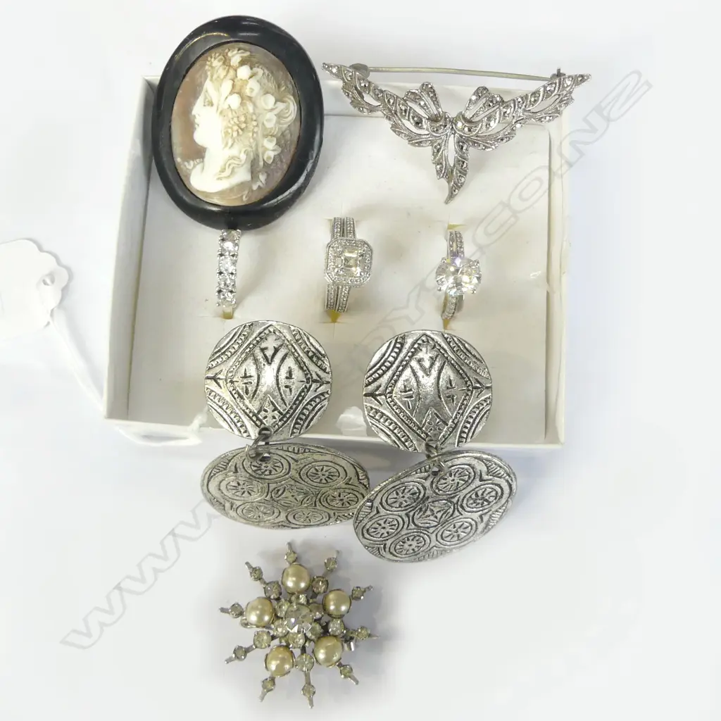 ASST COSTUME JEWELLRY 3X SILVER CZ DRESS RINGS & MARQUSITE BROOCH ETC Image 1++