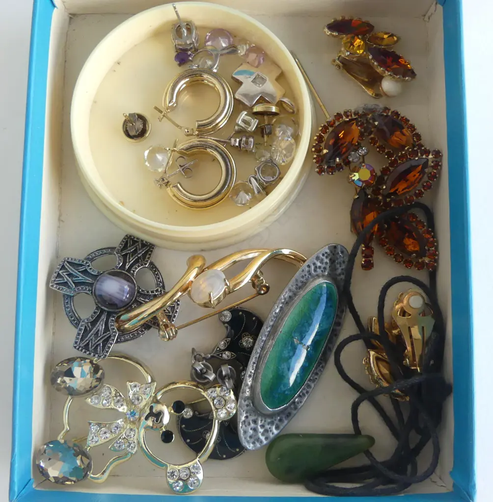 VARIOUS COSTUME JEWELLERY, BROOCHES, SILVER/AMETHIST PENDANT, GOLD PLATED EARRINGS? Image 1++