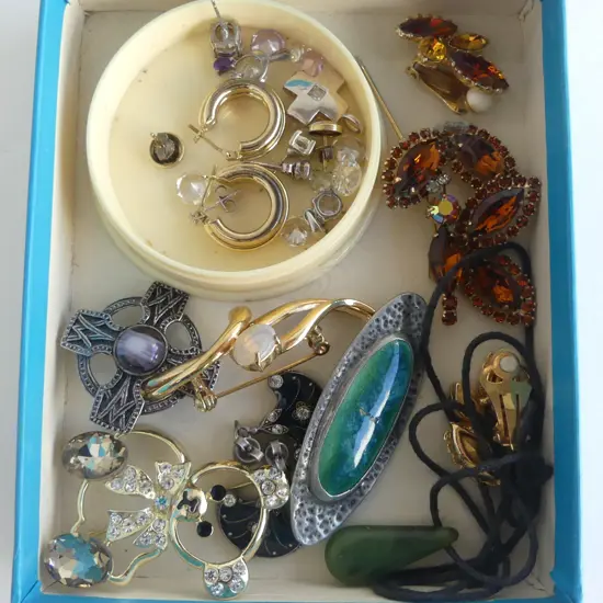 VARIOUS COSTUME JEWELLERY, BROOCHES, SILVER/AMETHIST PENDANT, GOLD PLATED EARRINGS?