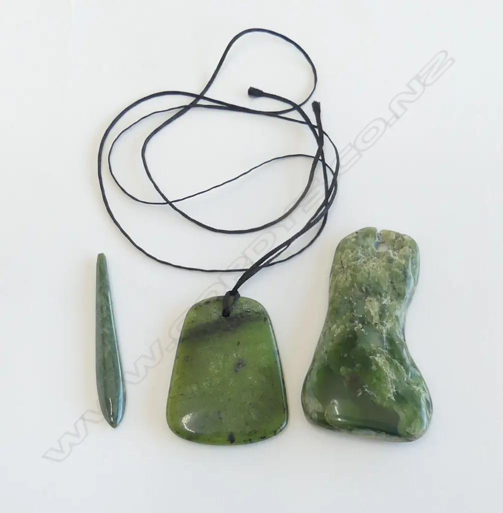 2 GREENSTONE PENDANTS + EAR PIECE Image 1++
