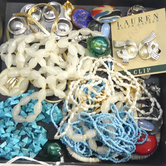 ASST. COSTUME JEWELLERY INCL. FRESH WATER PEARL NECKLACE w. 3 14CT CLASPS