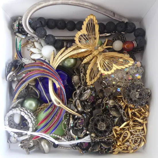 BOX COSTUME BROOCHES, EARRINGS & CHAINS