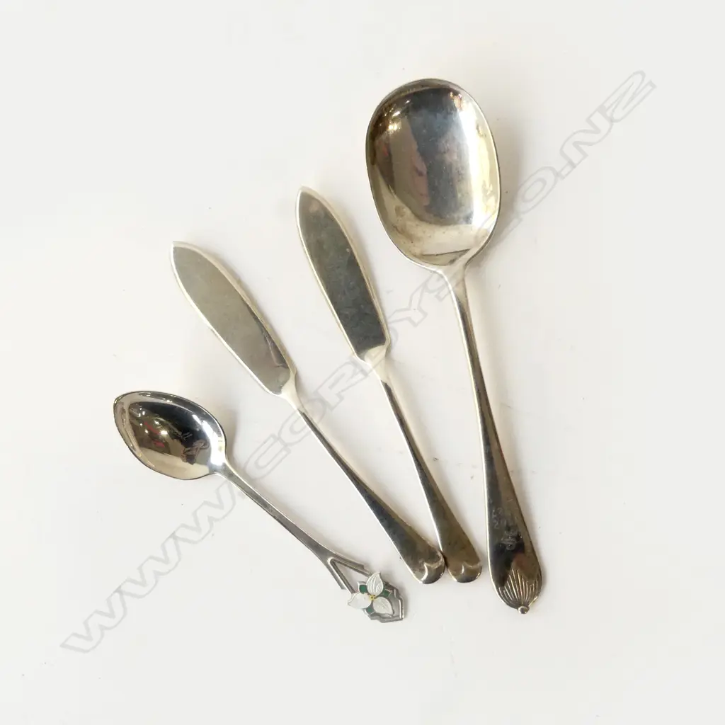 2 S/SILVER BUTTERKNIVES S/SILVER JAM SPOON & S/SILVER SOV SPOON 60G Image 1++