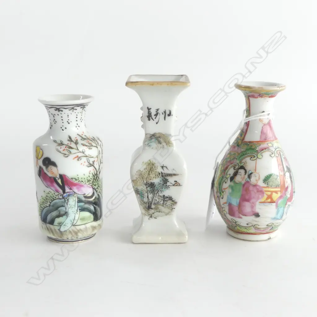 3 SMALL OLD CHINESE FAMILLE ROSE PORCELAIN VASES: 1 WITH CHIPPED FOOT H.82mm Image 1++
