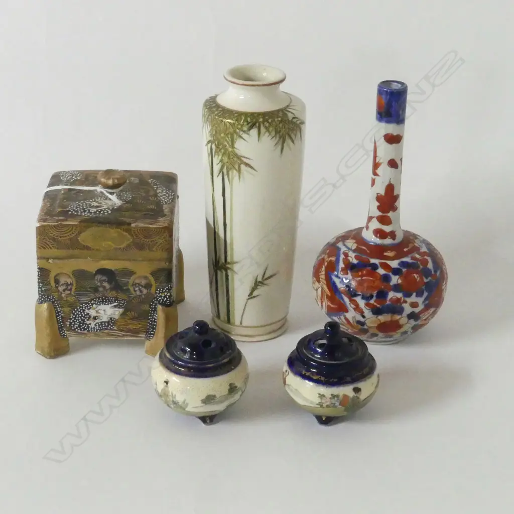 5 JAPANESE SATSUMA PCES; 3 LIDDED CONTAINERS (PR +1), 2 VASES H.160mm Image 1++