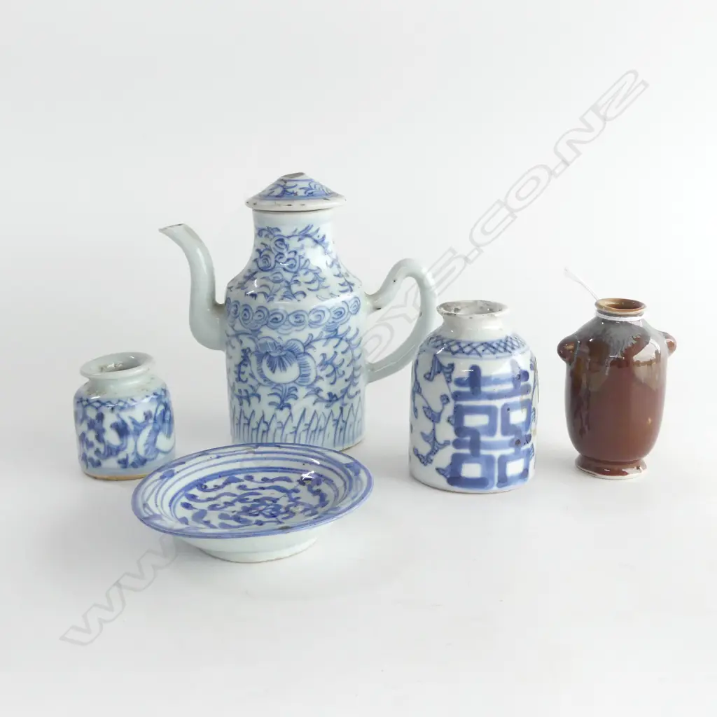5 CHINESE PORCELAIN PCES: 4 OLD B & W some w faults + SMALL BROWN VASE Image 1++