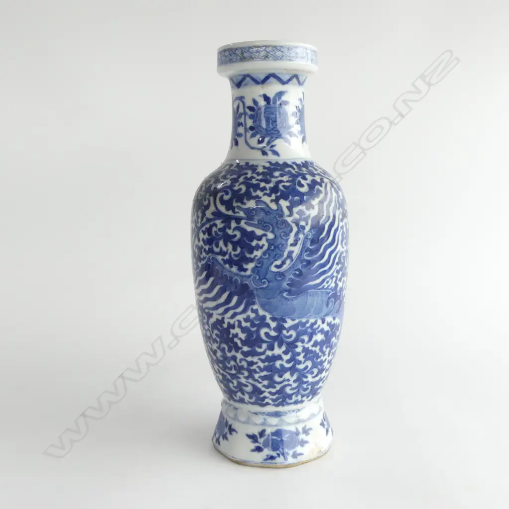 OLD CHINESE B & W DRAGON DECORATED VASE H.260mm Image 1++