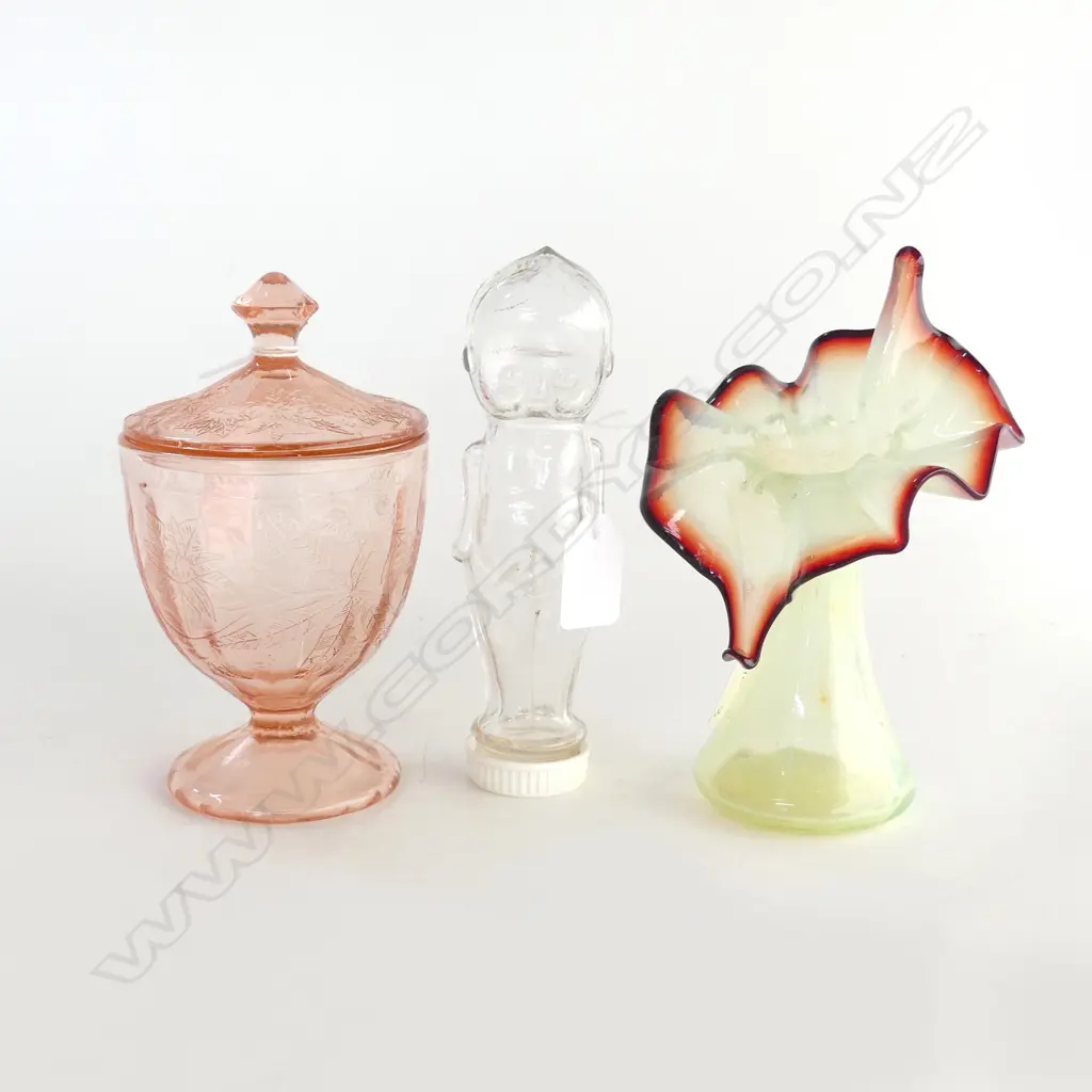 THREE GLASS ITEMS; GLASS CUPIE DOLL CONTAINER (H. 160mm), JACK IN THE PULPIT VASELINE GLASS VASE (H.175mm) & LIDDED PINK Image 1++