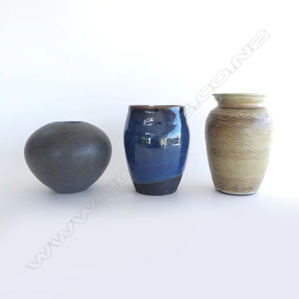 3 NZ STUDIO POTTERY VASES TALLEST 190MM Image 1++