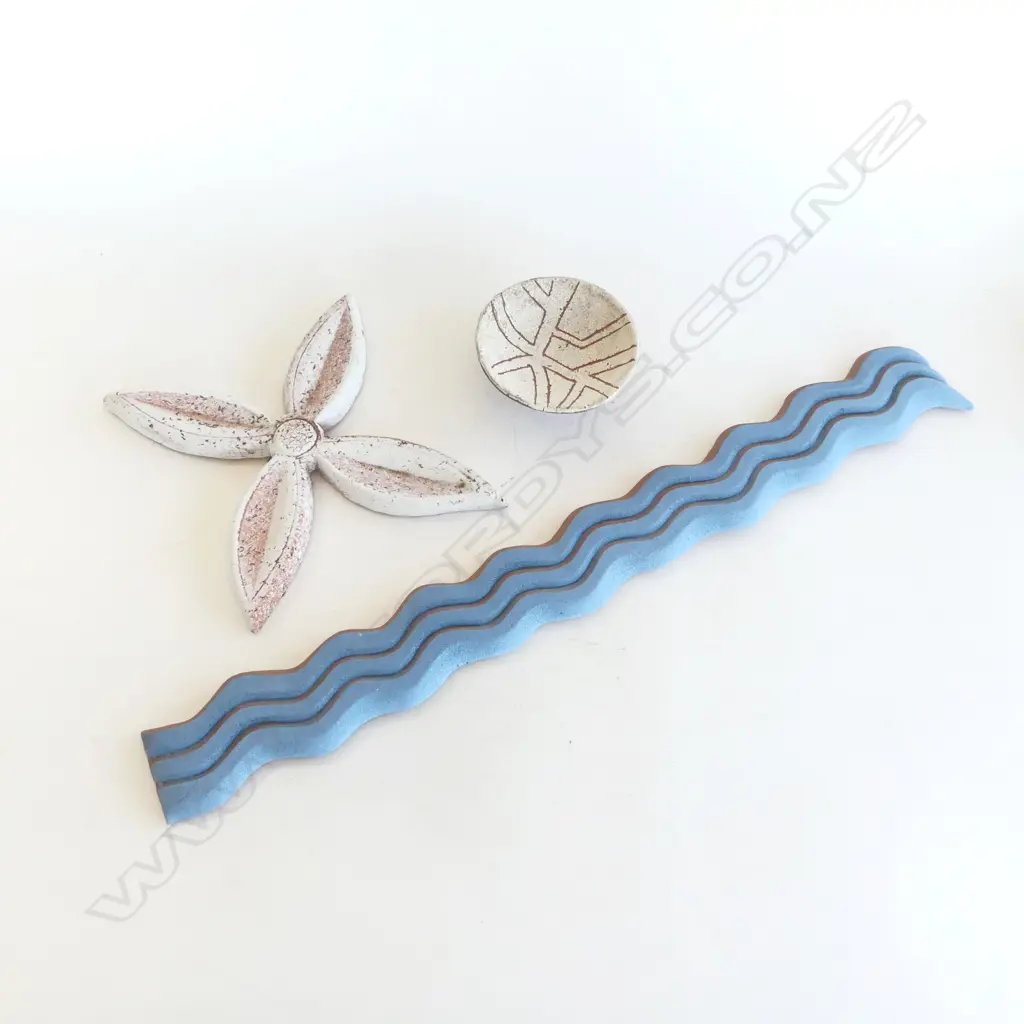 3 PCES FLAT FERN POTTERY; BLUE WAVE L.585mm, FLOWER & WALL PLATE 115mm dia Image 1++