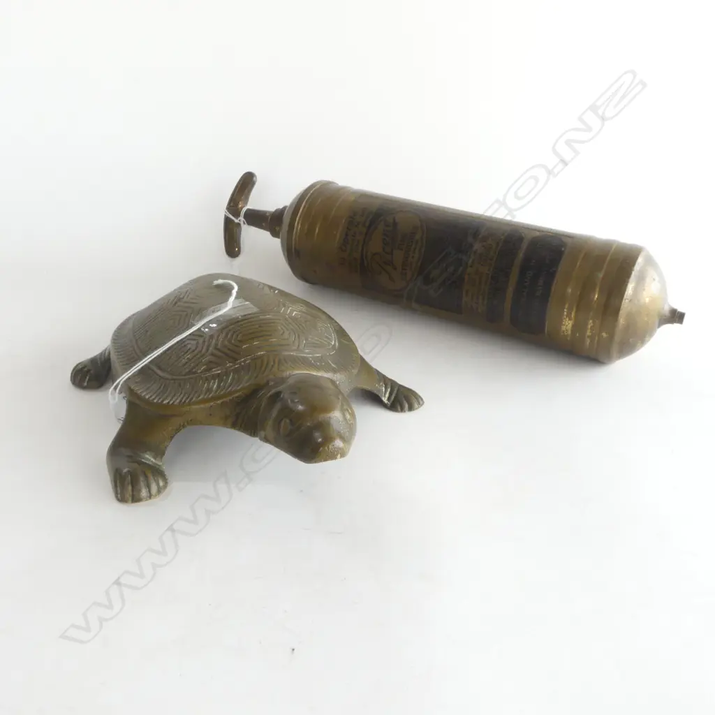 BRASS PYRENE FIRE EXTINGUISHER & DECORATIVE BRASS TURTLE, L.280mm Image 1++