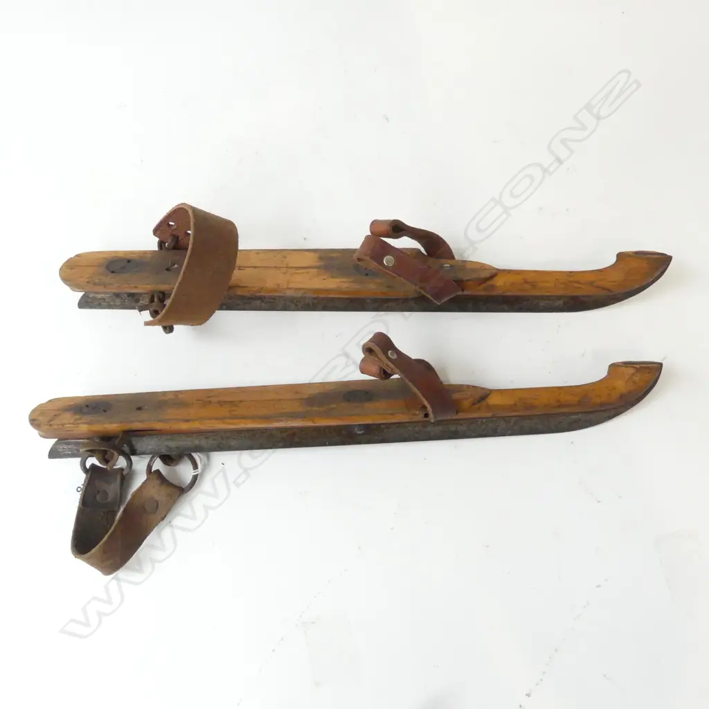  PAIR OF ANTIQUE EUROPEAN ICE SKATES, L.390MM Image 1++