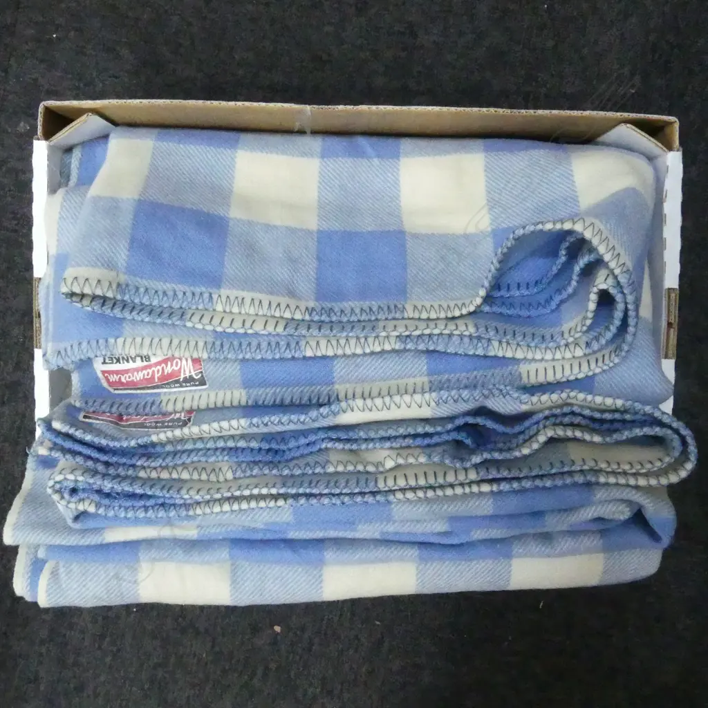 PAIR OF VINTAGE NZ PURE WOOL BLANKETS ‘WONDAWARM’ BOTH DOUBLE SIZE IN BLUE CHECK, L.2200MM x W.1950MM Image 1++